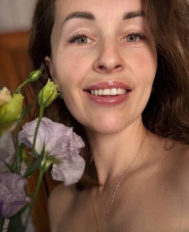 Женщина из Краснодара пропала после поездки в Херсон и задержания в Сочи 35 летняя Наталья поехала навестить бабушку которой предстояла операция и возвращалась через аэропорт Сочи Там её задержали и арестовали на 11 суток После окончания срока домой она не вернулась связь оборвалась Мужчина обращался к силовикам Ответ один данных о местонахождении Натальи нет рассказали близкие Натальи Telegram каналу Осторожно новости Блокнот Херсон