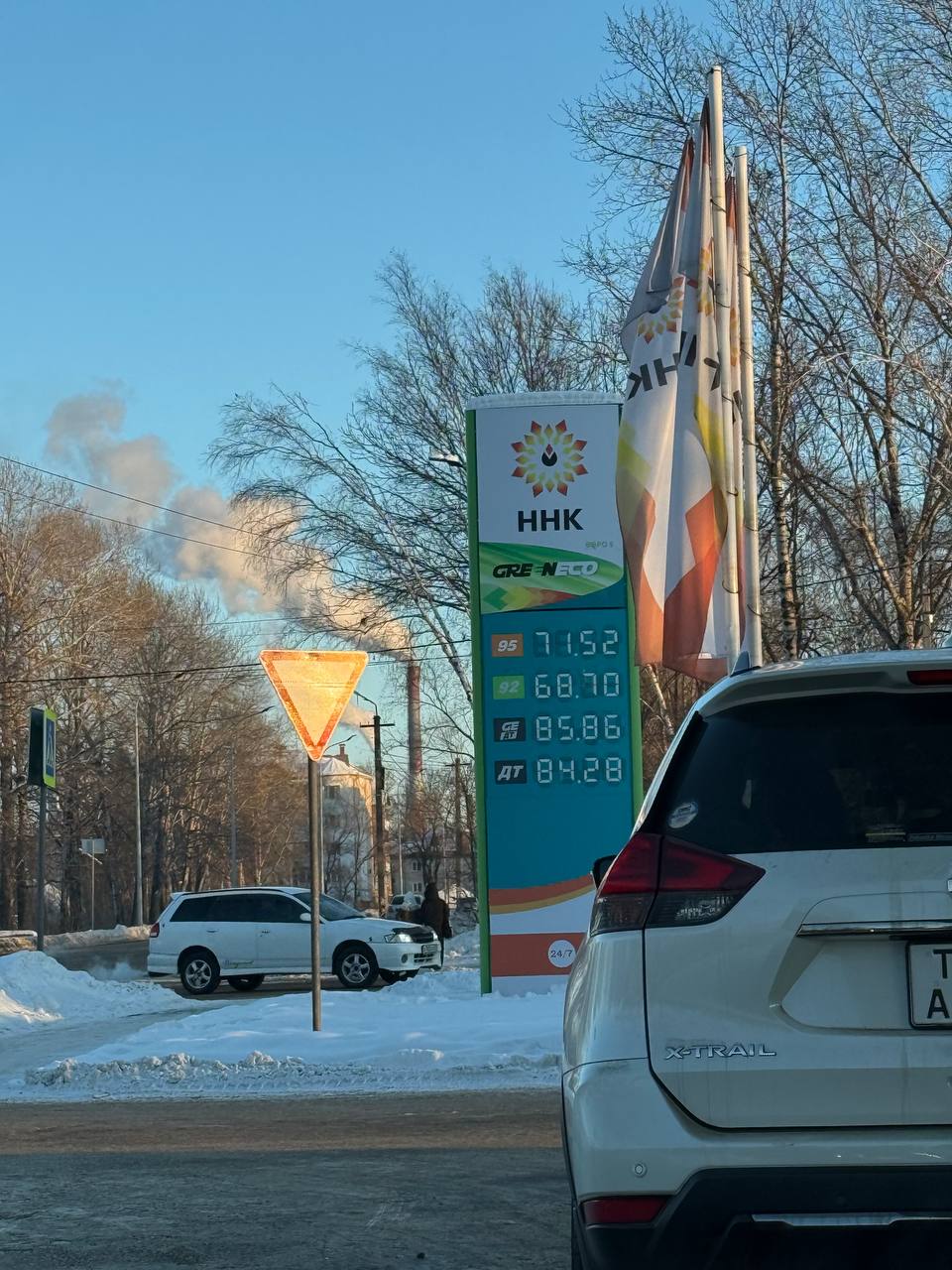 В Новый год с новой ценой на бензин На АЗС сети ННК цена на бензин АИ 95 достигла 71 52 рубля за литр что означает увеличение на 1 рубль 17 копеек АИ 92 также подорожал его цена возросла на 1 рубль 12 копеек и теперь составляет 68 70 рубля за литр Подпишись в MAX Прислать новость