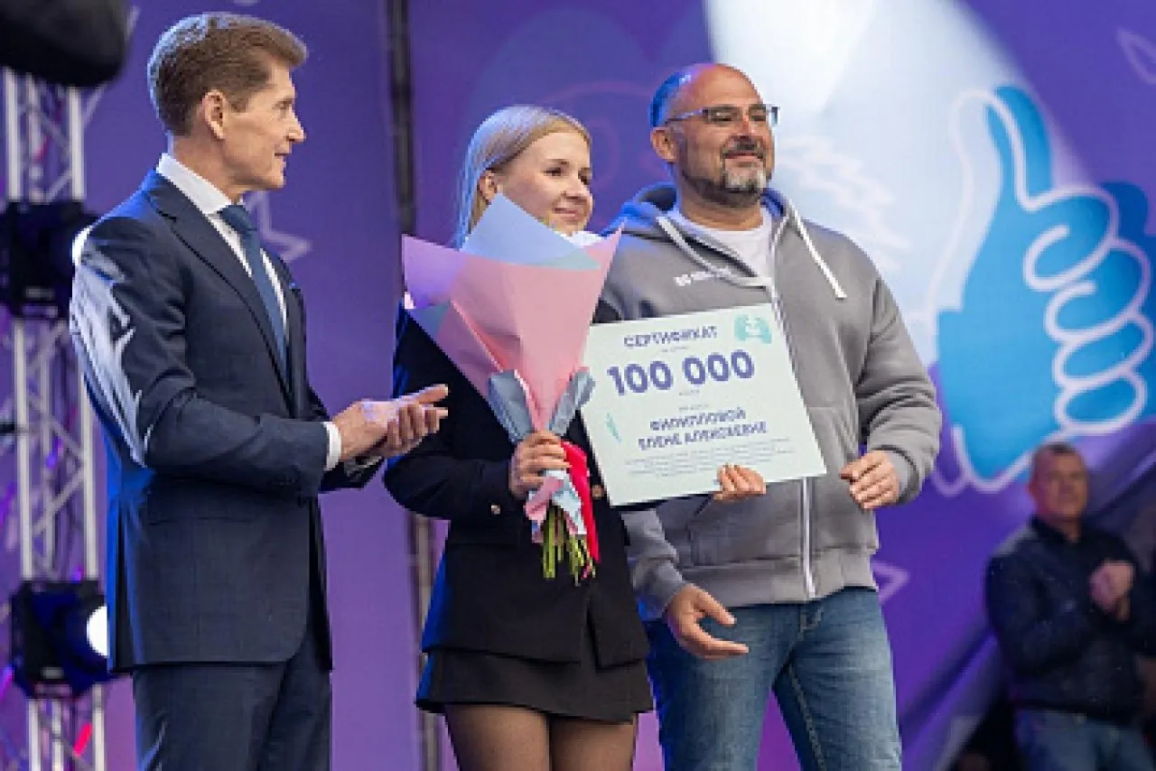 100 баллов 100 тысяч рублей выпускники Владивостока получат крупные премии за отличную сдачу ЕГЭ У выпускников 11 х классов Владивостока появилась дополнительная мотивация сдать ЕГЭ на высший балл По инициативе главы города Константина Шестакова каждый стобалльник получит денежную выплату в размере 100 тысяч рублей Если школьник сдал на максимум несколько предметов сумма вознаграждения будет увеличена пропорционально количеству отличных результатов по 100 тысяч за каждую дисциплину Для получения поощрения необходимо соблюсти ряд условий окончить муниципальную школу Владивостока поступить в любой вуз Приморского края и успешно сдать первую сессию Стоит учесть что финансовая поддержка оказывается с отсрочкой в один год Так выпускники 2026 года получат средства не позднее 31 мая 2027 года В текущем году выплаты оформляют стобалльникам завершившим обучение в 2025 году Читайте нас в MAX Deitaru