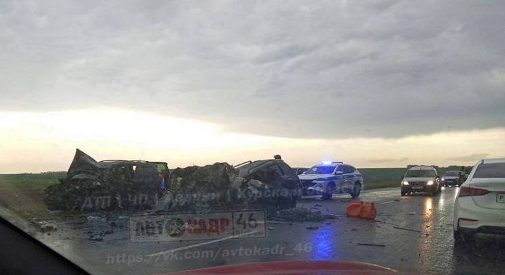 Два человека погибли в аварии под Курском Вечером 6 июня серьезное ДТП произошло на 13-м километре автодороги «Курск - Иванино», осложнив движение по трассе из города Курчатова. Как сообщили в ГАИ Курской области, по предварительным данным, столкнулись два автомобиля: «ВАЗ-21113» и «Тойота Рав4» под управлением 37-летнего водителя. Машины превратились в груды металла. В результате ДТП на месте погибли 26-летний водитель и 37-летний пассажир «ВАЗа». Водитель и 16-летний пассажир «Тойоты» получили травмы. Пострадавшие были доставлены в медицинское учреждение. По данному ДТП проводится проверка. Полиция выясняет все обстоятельства происшествия. Фото Автокадр_46