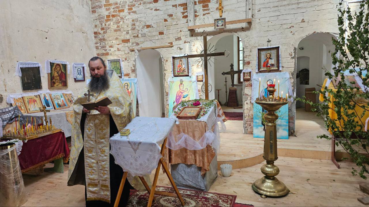 В селе Солова совершено освящение креста для колокольни храма во имя Архистратига Божия Михаила. Чин освящения креста совершил настоятель храма иерей Алексий Куликов. За богослужением молились прихожане и жители села. Освящение креста на колокольне имеет особое значение, так как колокольня является местом, откуда возвещается слово Божие и звучат колокола, призывающие верующих на молитву. После, крест был поднят и установлен на колокольне храма. Так же отец Алексий поздравил всех свидетелей этого важного события и поблагодарил за совместные молитвы. Только возрождая святыни прошлого, можно надеяться на достойное будущее! Храм во имя Архистратига Божия Михаила 1781 года постройки в с. Солова! Слава Богу за Всё!
