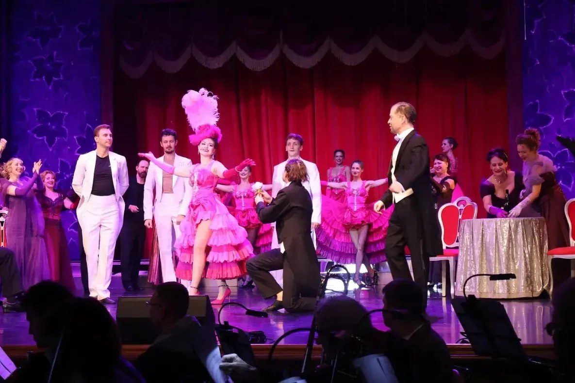 Хабаровский музыкальный театр покажет Сильву в Комсомольске на Амуре Коллектив Хабаровского краевого музыкального академического театра в декабре посетит с гастролями Комсомольск на Амуре где покажет свою легендарную постановку Сильва Труппу временно примет сцена городского Драматического театра Билеты уже доступны к покупке Оперетту в двух действиях Сильва 12 любители театрального искусства Города юности смогут увидеть 3 декабря в 18 30 На 4 декабря запланирован другой спектакль однотактный балет Метель 12 5 декабря комсомольчанам покажут музыкальную комедию Бардак 6 todaykhv