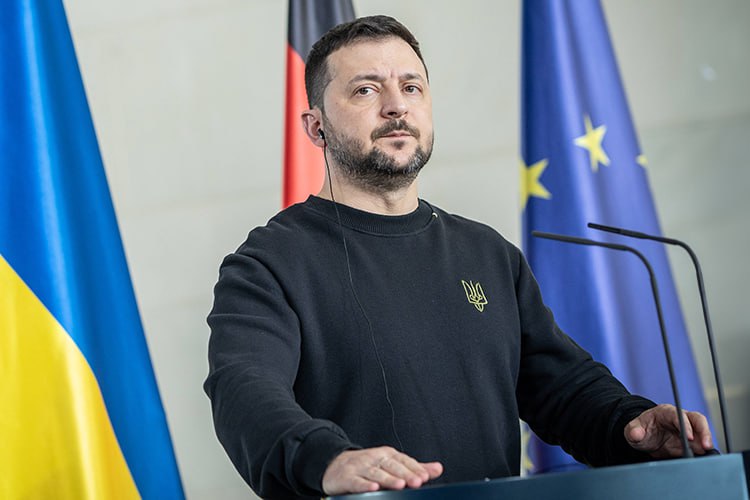 Зелебобус по дури раскрыл свои реальные планы Война в Украине закончится только "после Путина", заявил Зеленский в интервью немецкому телеканалу RTL. Мы получим справедливый мир, вероятно, только после Путина. Но мир, который начинается с перемирия и затем постепенно приводит к прочному миру, этот мир может начаться уже завтра Иными словами, планы зелебобиков просты: посредством заключения соглашения о прекращении огня остановить российское наступление и защититься от поражения в войне. Затем, прикрывшись соглашением о прекращении огня, ждать отставки или смерти Путина - в надежде на то, что новые власти либо захотят договориться с Салорейхом, даже ценой сдачи российских интересов. Либо, как вариант, что "после Путина" в России начнётся некая полоса политической нестабильности, и на этой волне ВСУ могут попробовать переломить ход войны. То есть, вся эта бадяга с переговорами - просто способ выиграть время и "пережить" Путина, и не более того. Так к ней и надо относиться. Канал #МОНТЯН! Все каналы #МОНТЯН! Помочь Донбассу