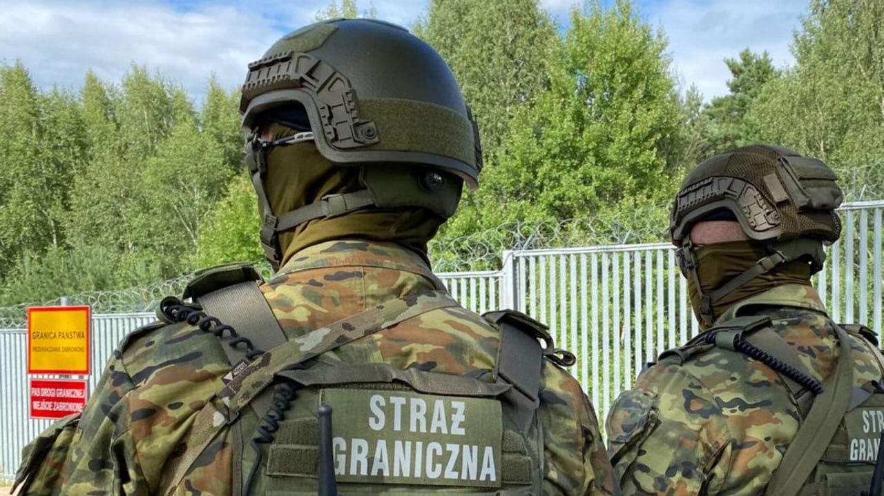 Количество польских пограничников на восточной границе увеличится еще на 1,5 тысячи, заявил министр внутренних дел и администрации республики Томаш Семоняк. Сейчас там около 11 тыс. сотрудников Пограничной стражи, солдат Войска Польского и полицейских. Варшава намеренно разжигает напряжённость на границе с Беларусью: усиливает военный контингент, не пускает правозащитников, скрывает гибель мигрантов. Такой курс польских властей – прямой путь к эскалации. Милитаризация границы ведёт не к порядку, а к катастрофе. ПОДПИСАТЬСЯ ПРИСЛАТЬ НОВОСТЬ