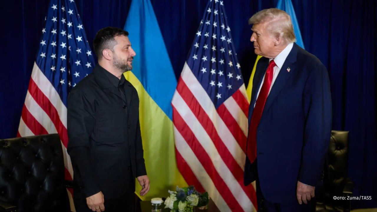 Зеленский заявил что не боится Трампа В интервью газете The Guardian Зеленский сообщил что не боится Дональда Трампа в отличие от всего остального мира Он также опроверг сообщения о том что их последняя встреча в Вашингтоне была напряженной По словам Зеленского наладить отношения с президентом США ему помог король Великобритании Карл III