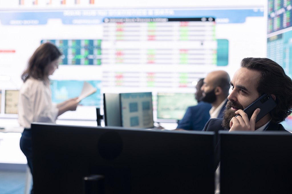 Фьючерс на ETF с привязкой к биткоину бьёт рекорды Он присутствует на рынке лишь три недели, но уже попал в тридцатку по дневному объёму торгов: они приблизились к 1 млрд рублей, и это выше, чем ожидали специалисты. В связи с такой востребованностью Мосбиржа думает над фьючерсами на другие криптоактивы. Эксперты не исключают появления инструментов, чья котировка в стакане будет больше соответствовать цене криптоактивов: сейчас цена акции фонда не совпадает с ценой криптовалюты.