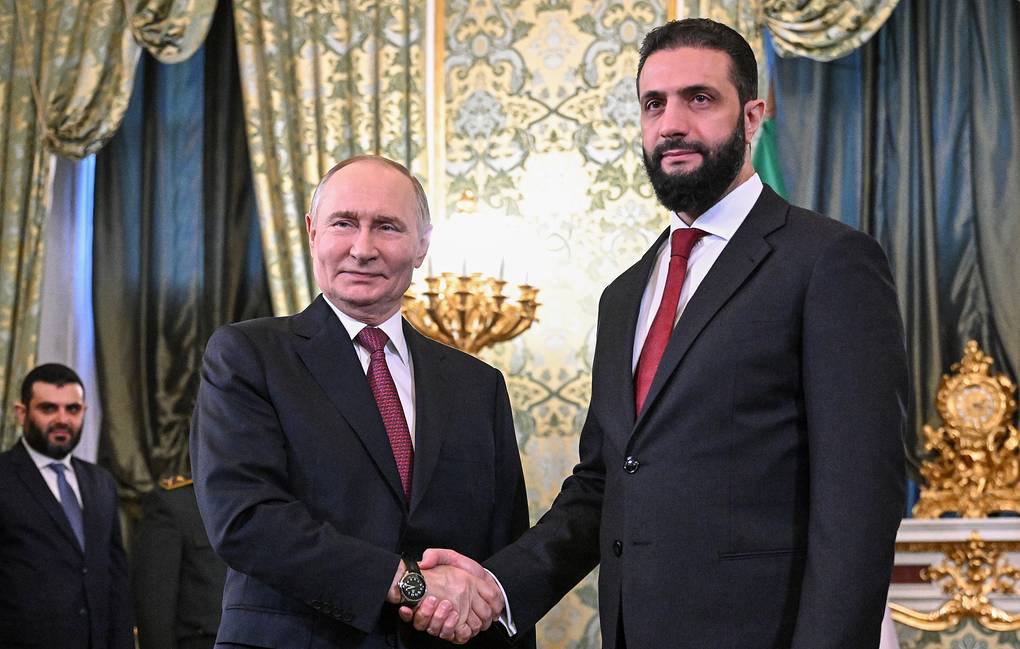 На переговорах Владимира Путина и Ахмеда аш Шараа обсуждались конкретные проекты участия России в области энергетики и транспорта Об этом заявил Александр Новак Он добавил что Сирия сейчас нуждается в восстановлении из за многочисленных разрушений инфраструктуры и Россия в этом может оказать поддержку По словам министра сирийская сторона заинтересована в поставках пшеницы продовольствия и медикаментов Мы договорились что в ближайшее время будет проведена межправительственная комиссия по развитию торгово экономического сотрудничества заявил Новак БайБайден Подписаться