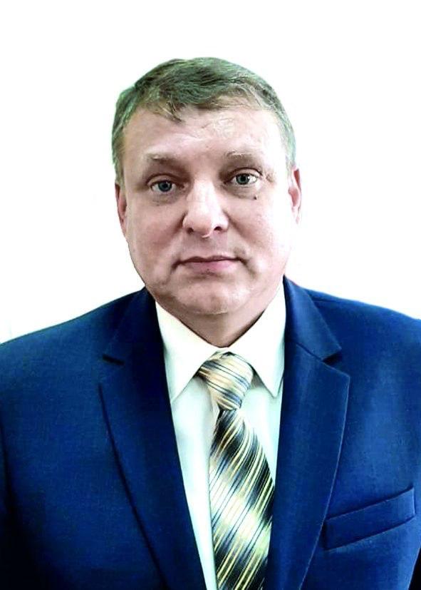 Еще один районный глава ушёл в отставку в Забайкалье. Андрей Антошкин покинул пост главы Оловянинского района 4 июля. В разговоре с он пояснил своё решение: Я устал бороться с ветряными мельницами в виде прокуратуры. Наверное, на Дон Кихота не похож. Никуда при этом не собираюсь — эти ветряные мельницы никуда же не денутся. У меня личное подсобное хозяйство, будет время сено косить и все остальное. В тот же день от должности отказались главы ещё двух районов — Хилокского и Борзинского. Константин Серов сослался на здоровье, но о не исключил свое участие в выборах в Совет депутатов округа в сентябре. Роман Гридин подтвердил, что станет депутатом Совета депутатов округа. Региональное отделение партии «Единая Россия» в Забайкалье до этого сообщало, что лидерами с высоким политическим рейтингом на выборах в советы депутатов в некоторых районах региона станут главы округов. Фото с сайта «Единая Россия»