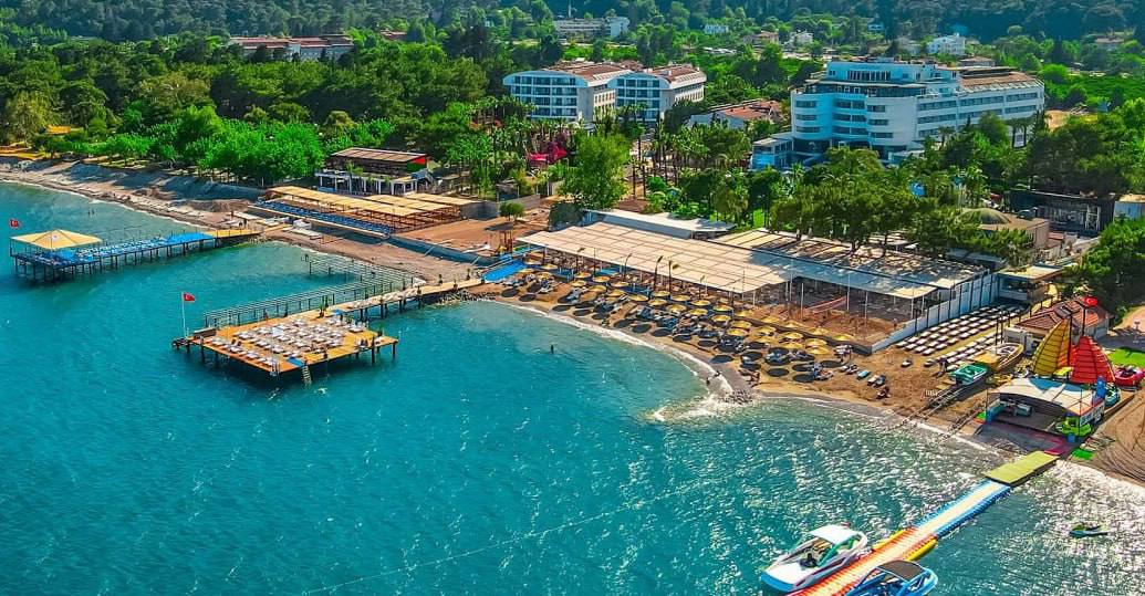 Отель Wildberries появится в Турции четырехзвездочная гостиница откроется в Кемере уже 1 мая сообщают СМИ Четырёхзвёздочная гостиница расположена в Кемере на второй береговой линии На территории есть открытый бассейн горки и ресторан естественно с системой всё включено Это будет второй проект маркетплейса Первый отель откроется в Египте 15 февраля До конца года компания планирует запустить ещё несколько гостиниц в обеих странах