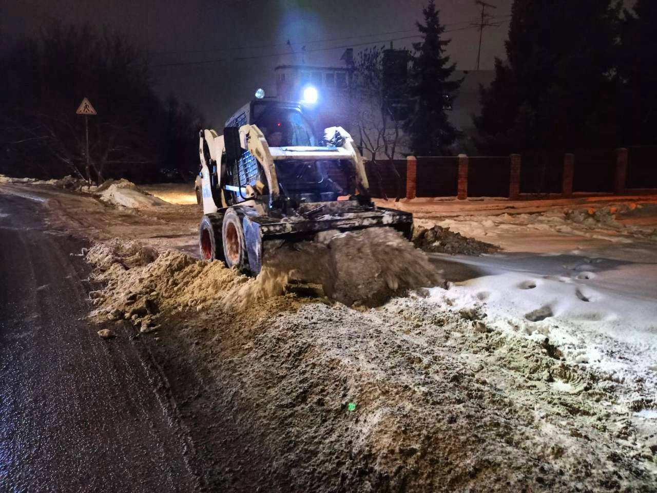 Минувшей ночью городские дорожные службы продолжали выполнять уборку города  Выполнялась механизированная очистка и обработка противогололедными материалами тротуаров, проезжей части дорог по улицам: Усть-Курдюмская, Малая Затонская, Радищева, Яблочкова, Южная, Кавказский пр., Сызранская, 2-я Садовая, Юбилейная, Алексеевская, Песочная, Гусельская и др. А также в населенных пунктах Гагаринского района.    Подробнее о мероприятиях, реализованных в районах города, можно узнать по ссылкам:   Волжский;    Гагаринский;    Заводской;    Кировский;    Ленинский;   Октябрьский;    Фрунзенский.