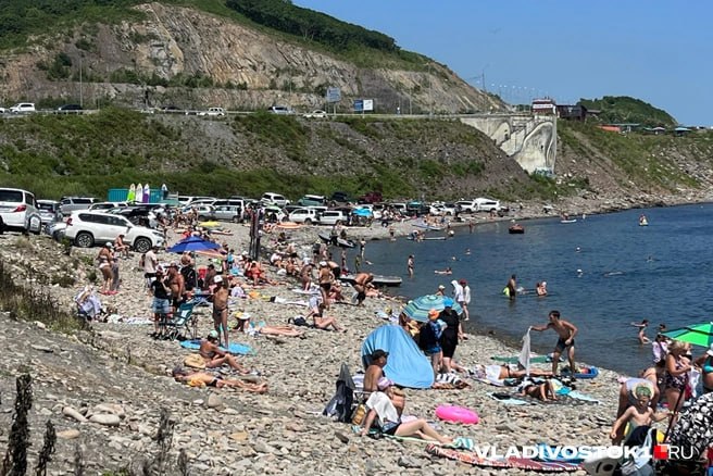 Водителям придется заплатить до 400 тысяч рублей за парковку у воды в Приморье. Роспотребнадзор и административная комиссия проводят рейды по пляжам региона.  Так, парковка у воды обойдется гражданам в 3-4,5 тысячи рублей. Для организаций штрафы гораздо выше — придется заплатить от 200 до 400 тысяч рублей.  О случаях парковки у воды приморцы регулярно сообщают в социальных сетях. Чаще всего упоминается пляж на Патрокле. Корреспондент VLADIVOSTOK1.RU 2 августа также заснял десятки автомобилей, которые стояли очень близко к воде.    Подписаться