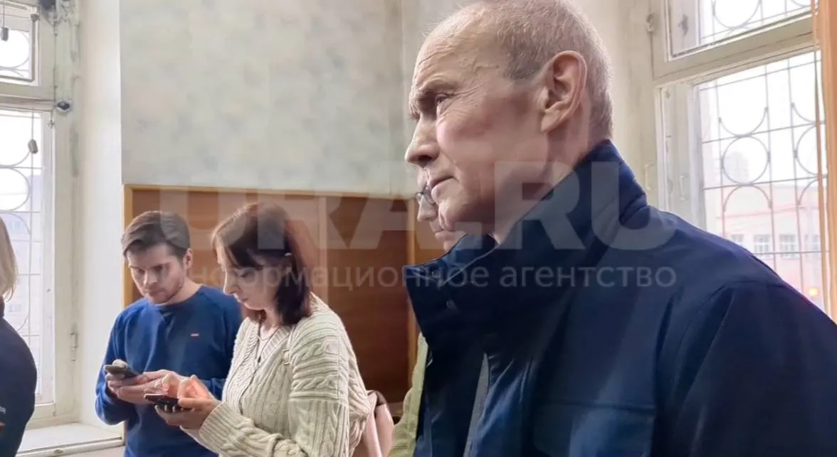 Бывший свердловский вице губернатор Чемезов останется под домашним арестом Заседание суда по изменению меры пресечения продлилось почти пять часов Были долгие обсуждения насчет прогулок и доступа в интернет В частности Чемезов просил дать ему доступ к Госуслугам чтобы оформить пособие по безработице и содержать детей но в ходатайствах отказали Под домашним арестом Чемезов пробудет до 15 августа Олег Чемезов был задержан в сентябре 2025 го До 30 декабря он был в СИЗО Челябинска затем его перевели под домашний арест по состоянию здоровья Чемезова обвиняют в мошенничестве в особо крупном размере речь идет о хищениях при реализации концессионных соглашений в сфере теплоснабжения Подписаться на URA RU мы в MAКС