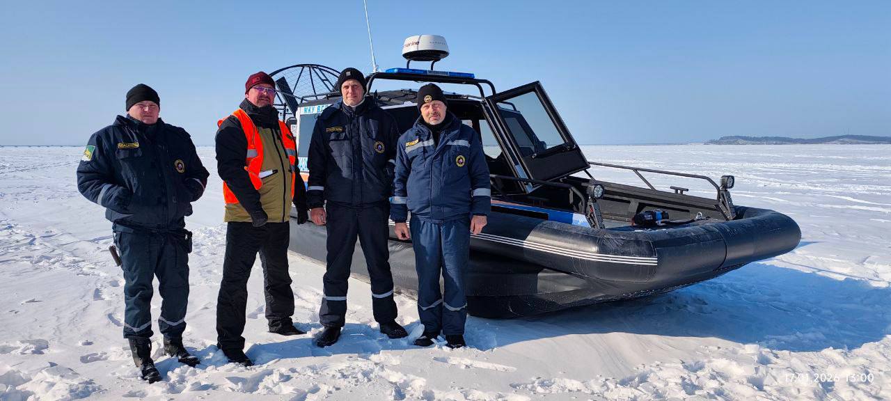 Рейд на любителей рыбачить на льду прошел во Владивостоке   В субботу в районе станции Седанка прошел еще один рейд во время которого выявили пять автолюбителей нарушивших запрет выезда на лед На них были составлены протоколы об административном правонарушении Источник adm vl vmfareast