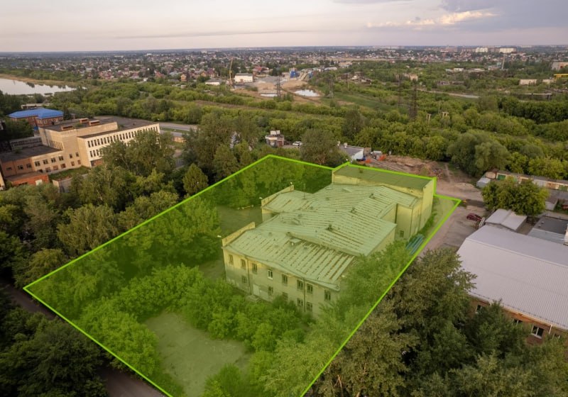 В Омске на аукцион выставили бывший Дом культуры им Гуртьева В Ленинском округе на торги выставили здание площадью 2 1 тыс кв м и участок в 0 72 га на Гуртьева 1Б Речь идёт о бывшем ДК им Гуртьева который сейчас пустует Стартовая цена 35 33 млн рублей Торги пройдут 26 декабря Ранее в здании работал один из факультетов ОмГУ В документации объект обозначен как территория предназначенная под размещение вуза