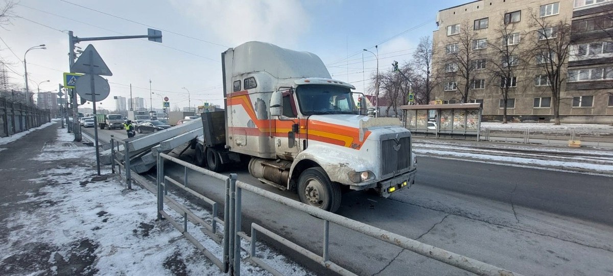 Сегодня на улице Донбасской в Екатеринбурге с платформы грузовика на дорогу выпал груз. Огромные бетонные сваи, скатившиеся с платформы автомобиля на пешеходном переходе, перекрыли две полосы проезжей части.   В районе ДТП формируется крупная пробка. Трамвайную линию, возле которой произошла авария, бетонные блоки, к счастью, не задели.  В Госавтоинспекции Екатеринбурга   прокомментировали ситуацию: 51-летний водитель грузовика «Интернейшнл 92001» двигался по улице Машиностроителей в сторону проспекта Космонавтов. При повороте налево у грузовика оборвались тросы, из-за чего и произошло падение бетонных свай.  Фото: ГАИ Екатеринбурга    «Уральский меридиан»