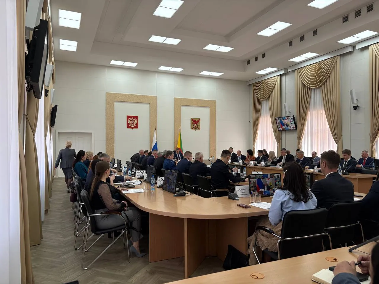 Трутнев Забайкалье обладает высоким инвестиционным потенциалом Вице премьер правительства России полномочный представитель президента в ДФО Юрий Трутнев на встрече в правительстве Забайкалья отметил что регион имеет большой инвестиционный потенциал У Забайкалья высокий инвестиционный потенциал Если говорить о месторождении полезных ископаемых то в регионе сосредоточено более 100 видов стратегически важных полезных ископаемых урановых руд меди золота висмута и других Балансовые запасы более 500 месторождений твердых полезных ископаемых составляют более 10 всех запасов страны сказал полпред Трутнев подчеркнул что близость к Китаю и Монголии делает регион привлекательным для логистики а в приграничных районах активно строят транспортно логистические центры Фото Яна Иванова ИА ChitaMedia Читайте нас в ДЗЕН ВК ОК МАХ   ChitaMedia Прислать нам новость