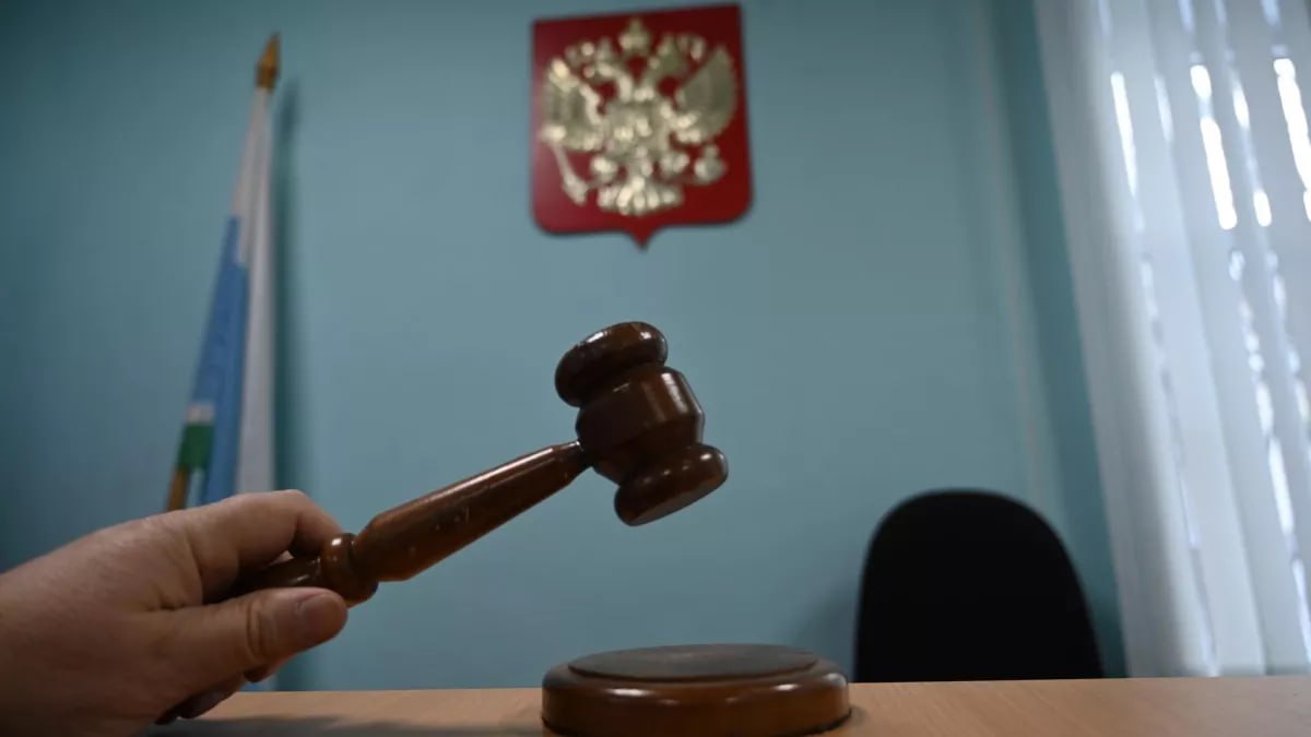 Золотодобытчики "отбились" от многомиллионного иска алтайского минприроды Минприроды Алтайского края не смогло "наказать рублем" золотодобытчиков, работавших в Алтайском районе. Информация об этом размещена в картотеке краевого Арбитражного суда. Согласно материалам суда, министерство потребовало от компаний "Европейско-Азиатская горнорудная компания" и "Антарес" возместить ущерб в размере 61,3 млн рублей. В такую сумму был оценен вред, который компании, по версии минприроды, нанесли лесам и почве. Леса, по всей видимости, находились на территории Куяганского участкового лесничества: там расположены участки, которые компании по требованиям минприроды также должны рекультивировать и вернуть в пригодное для ведения лесного хозяйства состояние. Ущерб же, как сказано в решении суда, был нанесен в результате повреждения почвы и рубки деревьев. В "Антарес" возразили, указав, что компания не является подобающим ответчиком. Она арендует пострадавшие лесные участки для разведения маралов, никаких договоров с ЕАГК не заключала и отношения к каким-либо вредным производствам или работам не имеет. ЕАГК также с требованиями не согласилась. А вот участвующая в процессе краевая прокуратура указала: обе компании, согласно данным правоохранителей, совместно занимаются на территории Куяганского лесничества добычей россыпного золота. И совместно же нанесли вред арендуемым "Антарес" участкам. Суд, впрочем, установил: убедительных доказательств того, что компании действительно нанесли вред почве, нет. А вот несанкционированная рубка деревьев на арендуемой земле вполне доказана, и виновник ее установлен: это арендатор участков, то есть ООО "Антарес". Однако этот ущерб был оценен лишь в 16,8 тысячи рублей, что не идет ни в какое сравнение с первоначальным размером иска. Толк