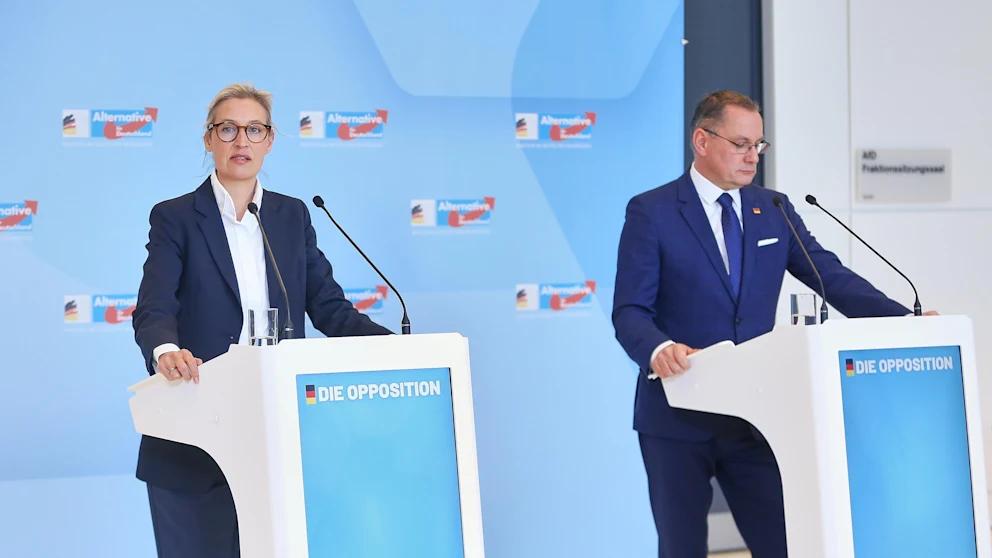 Альтернатива для Германии получила вдвое больше крупных пожертвований чем СДПГ По итогам года данные о крупных партийных пожертвованиях показали резкий перекос С момента выборов в Бундестаг в конце февраля Социал демократическая партия Германии не получила ни одного пожертвования подлежащего обязательному декларированию свыше 35 тысяч евро Для партии это особенно болезненно во время предвыборной кампании социал демократы собрали 2 3 миллиона евро но затем поток денег фактически иссяк На этом фоне Альтернатива для Германии выглядит куда успешнее за год партия получила 5 1 миллиона евро крупных пожертвований более чем вдвое больше чем СДПГ Впрочем крупнейший взнос в размере 2 35 миллиона евро был временно заблокирован администрацией Бундестага из за подозрений в незаконном пожертвовании через подставное лицо Однако большие суммы не гарантируют политического успеха Так Свободная демократическая партия Германии СДПГ собрала около 3 2 миллиона евро из них три миллиона еще до февральских выборов но все равно не прошла в Бундестаг получив лишь 4 3 голосов Лидером по объему крупных пожертвований в 2025 году стал блок ХДС ХСС который вместе получил почти 7 9 миллиона евро в основном от представителей среднего бизнеса и промышленности Зеленые привлекли около 1 2 миллиона евро а Левые примерно 300 тысяч евро следует из данных опубликованных Бундестагом BILD Russian