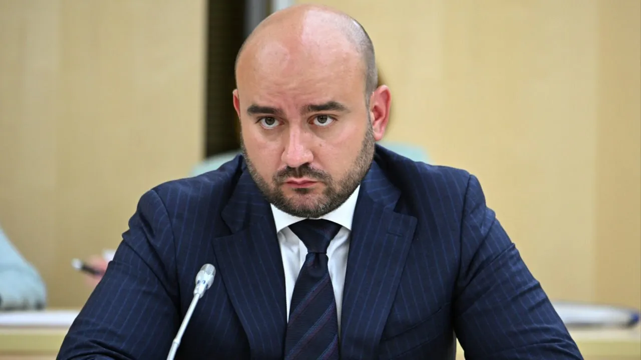 Еще один губернатор анонсировал сокращение чиновников Глава Самарской области Вячеслав Федорищев сообщил что до конца 2026 года численность государственных гражданских служащих и иных сотрудников органов исполнительной власти сократится с 4800 до 4 000 штатных единиц Начнут сокращения с администрации губернатора число сотрудников уменьшится с 257 до 200 человек Минфина с 112 до 80 человек и Минэкономразвития со 167 до 115 человек Ранее сокращения начались в Саратовской области их инициировал губернатор Роман Бусаргин