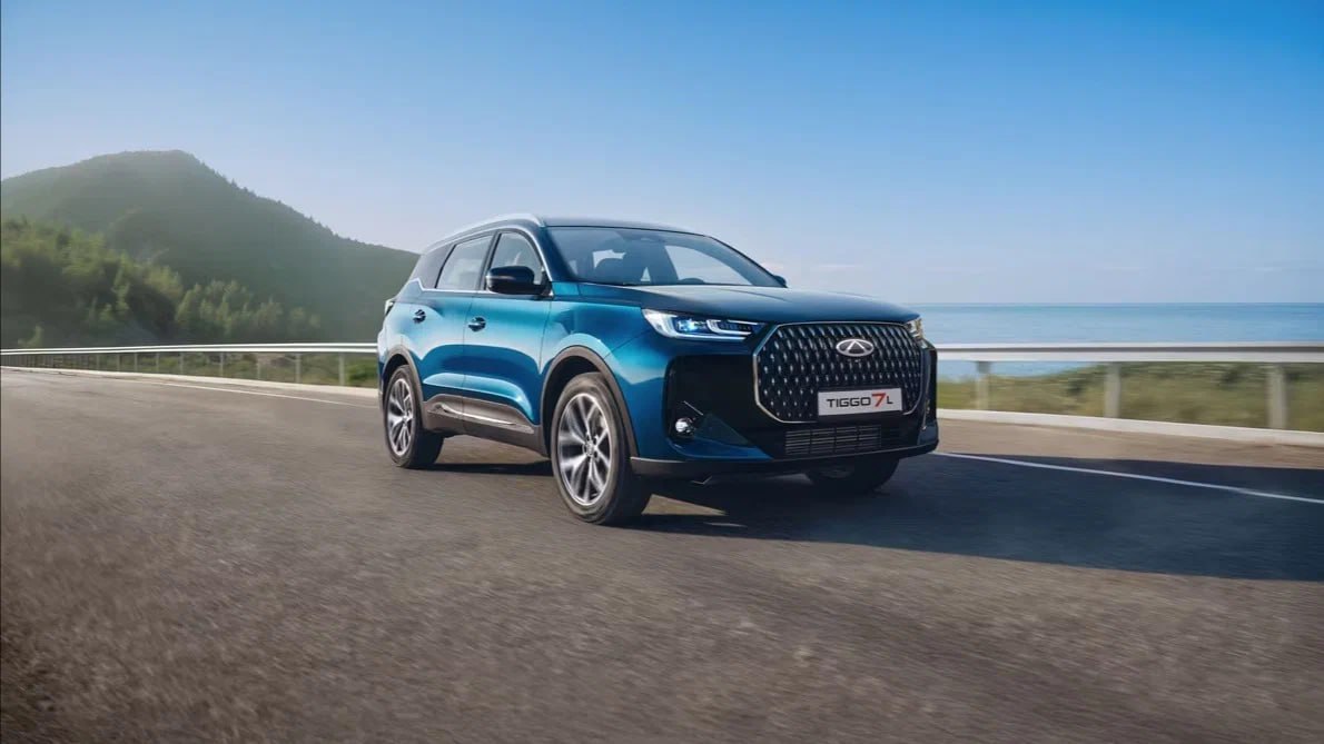 Кроссоверы Chery получили в России новые цены и комплектации  Новое исполнение появилось у Chery Tiggo 4 — с уже знакомой 1,5-литровой «четвёркой» на 113 л.с., но вариатором вместо «механики». Стоит кроссовер в комплектации CVT Line от 2 099 000 рублей, то есть на 100 тысяч дороже версии с «механикой».  Tiggo 4 Pro 18 Years Edition лишился трёхпедальной модификации, сохранив лишь исполнение с вариатором и тем же 113-сильным двигателем. Просят за него, как и ранее, 2 100 000 рублей. Таким образом, начальная цена этой модели увеличилась на 150 тысяч.  Официальные цены на Chery Tiggo 7L выпуска 2024 года стали ниже, однако компания пересмотрела набор предлагаемых скидок, и конечная стоимость модели увеличилась до 2 700 000–3 060 000 рублей.  Из прайс-листов на кроссоверы Tiggo 7 Pro Max, выпущенные в 2024 и 2025 году, убрали детальное описание системы скидок и официальные цены, оставив только стоимость кроссовера с учётом всех выгод. Если ранее «маркетинговые» цены составляли от 2 470 000 до 3 155 000 рублей, то сейчас — от 2 490 000 до 3 175 000 рублей  плюс 20 тысяч .