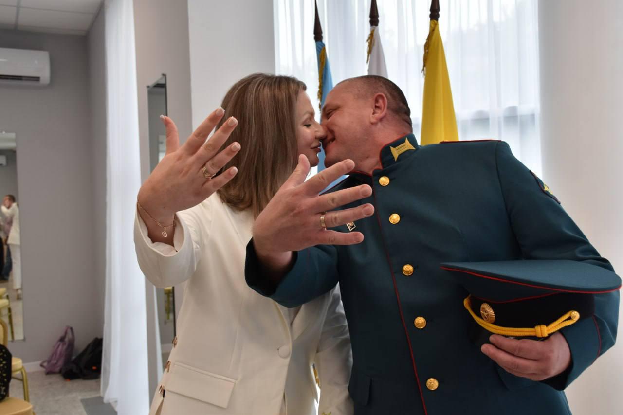 Восстановленный Республикой Калмыкия Дворец торжественных событий открылся в Антраците. Об этом сообщил Глава ЛНР Леонид Пасечник. По его словам, проведена «колоссальная работа, в результате чего здание было буквально восстановлено из руин». «Проведен капитальный современный ремонт: смонтирована новая кровля, обновлены несущие конструкции, инженерные сети, а также благоустроена прилегающая территория. Особенно значимо, что первыми, кто зарегистрировал здесь свой брак, стали семьи участников СВО. Наши защитники, создающие новые ячейки общества, — это символ веры в будущее, символ продолжения жизни и, конечно, символ нашей неминуемой Победы», — отметил Пасечник.