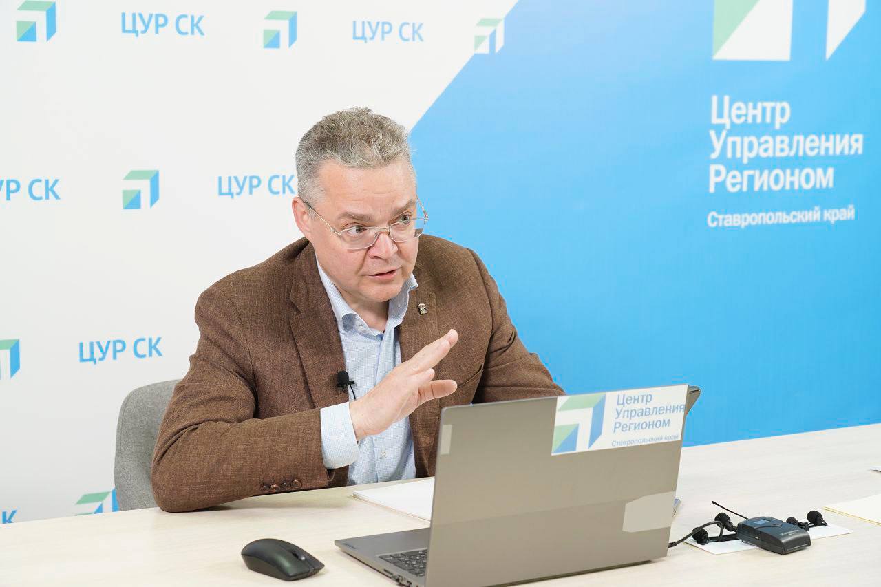 Завершили прямую линию в соцсетях в Центре управления регионом. Ответил на полсотни вопросов. Среди главных тем – ремонт дорог, благоустройство, работа транспорта, качество коммунальных услуг, поддержка участников СВО. Все поступившие вопросы берем в работу, дал поручения краевым министрам и главам. Вижу, что есть запрос на продолжение нашей краевой программы «Герои Ставрополья». Сейчас мы работаем с ребятами из ее первого набора, в дальнейшем планируем проводить новые. По поводу дорог: напомнил руководителям муниципалитетов о том, что в этом году у нас начала действовать программа «Дорога к ветерану». Это дополнительная возможность улучшить улицы, на которых живут защитники Отечества. Нужно уже проводить подготовительные работы, чтобы скорее начать ремонт. Жители Ставрополя обращаются с просьбой привести в порядок подземные переходы, в частности, в районе завода «Нептун». Готовим программу, которая позволит это сделать. Аналогичный проект недавно мы реализовали в городе-курорте Кисловодске, так что опыт уже есть. Меня спрашивали, будет ли ссылка на запись прямой линии. Посмотреть ее можно здесь. Остаемся на связи.