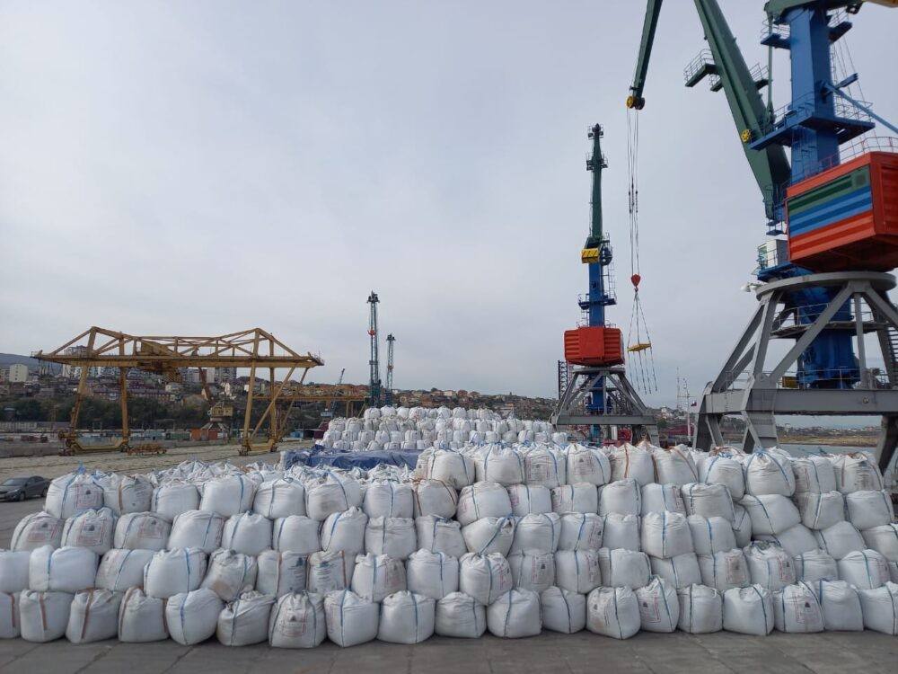 Махачкалинский порт побил рекорд по грузоперевалке В мае 2025 года Морской торговый порт Махачкалы обработал 85 тысяч тонн грузов. обновив предыдущий максимум. Новый рекорд: в апреле показатель составлял 83,5 тысяч тонн, но уже через месяц был превзойдён. Основную часть грузов свыше 80 тысяч тонн составил цемент. Итоги пяти месяцев 2025 года: Перевалено 250 тысяч тонн цемента — на 30% больше, чем за тот же период 2024 года. ГТРК «Дагестан» www.gtrkdagestan.ru RUTUBE SMOTRIM