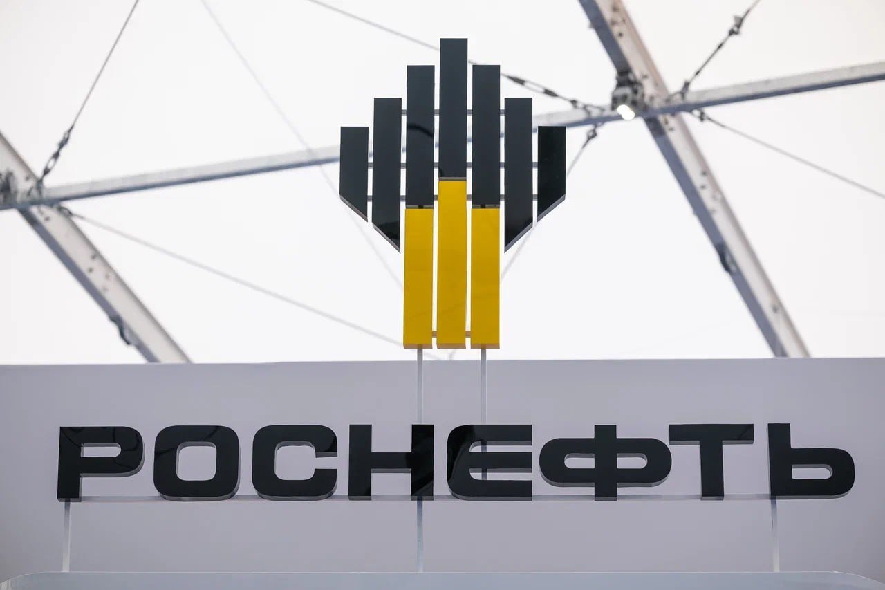 "Роснефть" получила право проводить сделки со своими акциями  "Роснефть" получила от президента России Владимира Путина разрешение на операции со своими акциями. Распоряжение подписано в рамках указа о запрете для инвесторов из недружественных стран проводить любые сделки, которые меняют структуру владения российскими компаниями.  "Разрешить совершение публичным акционерным обществом "Нефтяная компания "Роснефть" и лицам, находящимся под его контролем, сделок, влекущих за собой прямо и косвенно установление, изменение, прекращение или обременение прав владения, пользования и распоряжения акциями указанного акционерного общества и таких лиц", — говорится в распоряжении.  Летом 2022 года Путин подписал указ, который запрещает инвесторам из недружественных стран любые сделки, которые меняют структуру владения российскими компаниями. Также он запретил сделки и иностранными компаниями, которым принадлежат доли в российских стратегических предприятиях, в том числе "Сахалин-1".  Акционерами "Роснефти" являются государственный "Роснефтегаз"  40,4% , британская ВР  19,75% , катарская QH Oil Investments  18,46% , и "РН-Нефть капиталинвест"  9,6% . Напомним, что британская компания объявила о желании выйти из "Роснефти" еще в феврале 2022 года, но так и не смогла это сделать.  Также готовится к продаже доля американской компании ExxonMobil в проекте "Сахалин-1", он сейчас управляется структурой "Роснефти" –"Сахалинморнефтегаз-шельф".   14 октября 2022 года оператор проекта Exxon Neftegaz был переведен в российскую юрисдикцию, так как американский ExxonMobil с марта 2022 года перестал вести какие-либо дела в России, в том числе заниматься проектом "Сахалин-1".