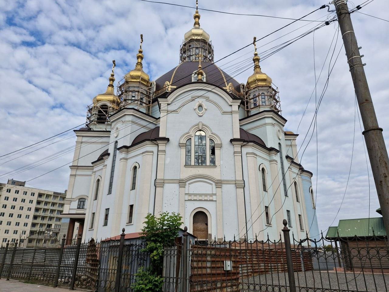 Восстановление Собора Покрова Божьей Матери    Строители уже обновили купола, завершают кровельные работы. После завершения ремонта фасада специалисты приступят к обустройству внутри храма, будут приглашены церковные художники и маляры. Совсем скоро в самом большом соборе Мариуполя будут вновь полноценно проводить службы. «На данном этапе выполняются работы по восстановлению кровли. Все золотистые планки на крыше, которые вы видели, готовятся здесь, внизу, а потом поднимаются наверх и там уже монтируются высотниками на саму кровлю. Внутренняя отделка будет сделана в соответствии с нашей православной традицией, а цокольный этаж под храмом будет покрыт гранитным камнем», – рассказал представитель подрядной организации ООО «Модуль-центр» Сергей Казанцев.  Гражданин Мариуполя Подписаться