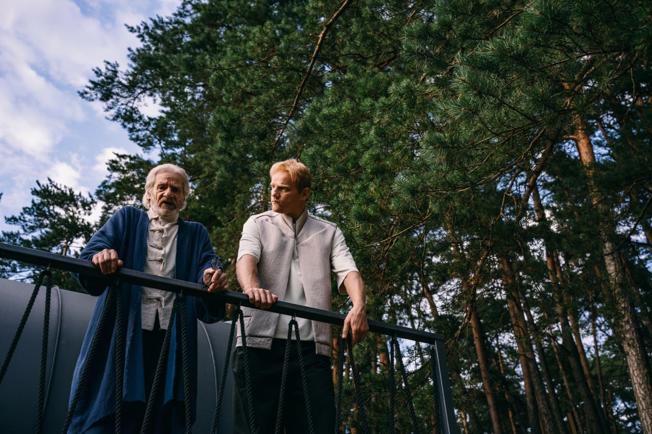 Начались съемки сериала «Полдень» по вселенной братьев Стругацких Фантастический триллер, основанный на всемирно известном романе «Жук в муравейнике» из цикла «Мир Полудня». 2278 год. На утопической Земле будущего агент разыскивает прогрессора, который после контакта со сверхцивилизацией Странников может повторить катастрофу, уже уничтожившую одну планету. В главных ролях: Юрий Колокольников, Максим Матвеев, Юлия Снигирь, Леонид Ярмольник, Софья Синицына, Евгений Сангаджиев, Никита Тау Наледи и другие. Режиссер-постановщик Клим Козинский: Мне нравится фантастика, в которой, собственно, сам фантастический элемент незаметен. Поэтому Стругацкие. Они не про фантастику, они про людей. Несмотря на то, что мы позволили себе некоторые вольности в интерпретации оригинального текста, я думаю, что в сценарии мы довольно близко подошли к тому, что было важно для самих авторов. В конечном счете в этой истории главным является драма лишнего человека в абсолютно идеальном мире. И все что мы постарались сделать, это поставить данную тему на рельсы захватывающего триллера. Проект создается компанией «Медиаслово» совместно с онлайн-кинотеатрами KION и Okko. Первые кадры со съемок #ИРИ_поддерживает