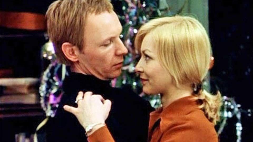 Ирония судьбы Один дома и Гарри Поттер самые популярные фильмы у россиян на Новый год Исследование предпочтений россиян показало что самыми популярными фильмами для новогоднего просмотра стали проверенные временем картины Абсолютным лидером как и десятилетия назад остается Ирония судьбы или С легким паром На второй позиции укрепилась рождественская комедия Один дома а третье место заняла серия фильмов о Гарри Поттере Эксперты отмечают что выбор аудитории консервативен зрители ценят знакомые сюжеты которые создают атмосферу праздника и ностальгии Эти фильмы стали такой же неотъемлемой частью Нового года как и традиционные угощения Югополис Прислать фото или видео