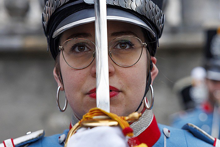 В Швейцарии проходит референдум о всеобщей обязательной гражданской службе которая по замыслу авторов должна заменить обязательную военную службу для мужчин Как сообщает Associated Press авторы инициативы считают что она поможет сплотить общество Парламент страны не поддерживает эту идею поскольку считает что изъятие десятков тысяч молодых работников опасно для экономики страны Противники также отмечают что хотя эта инициатива преподносится как еще один шаг к гендерному равенству на самом деле принесет дополнительную нагрузку на женщин которые и так выполняют значительную часть неоплачиваемой работы по ведению хозяйства дома воспитанию детей заботы о престарелых родственниках Associated Press отмечает со ссылкой на недавние опросы что инициатива скорее всего принята не будет Хотя ранее поддержка сторонников и противников всеобщей службы была примерно равной Фото ЕРА ТАСС interfaxonline