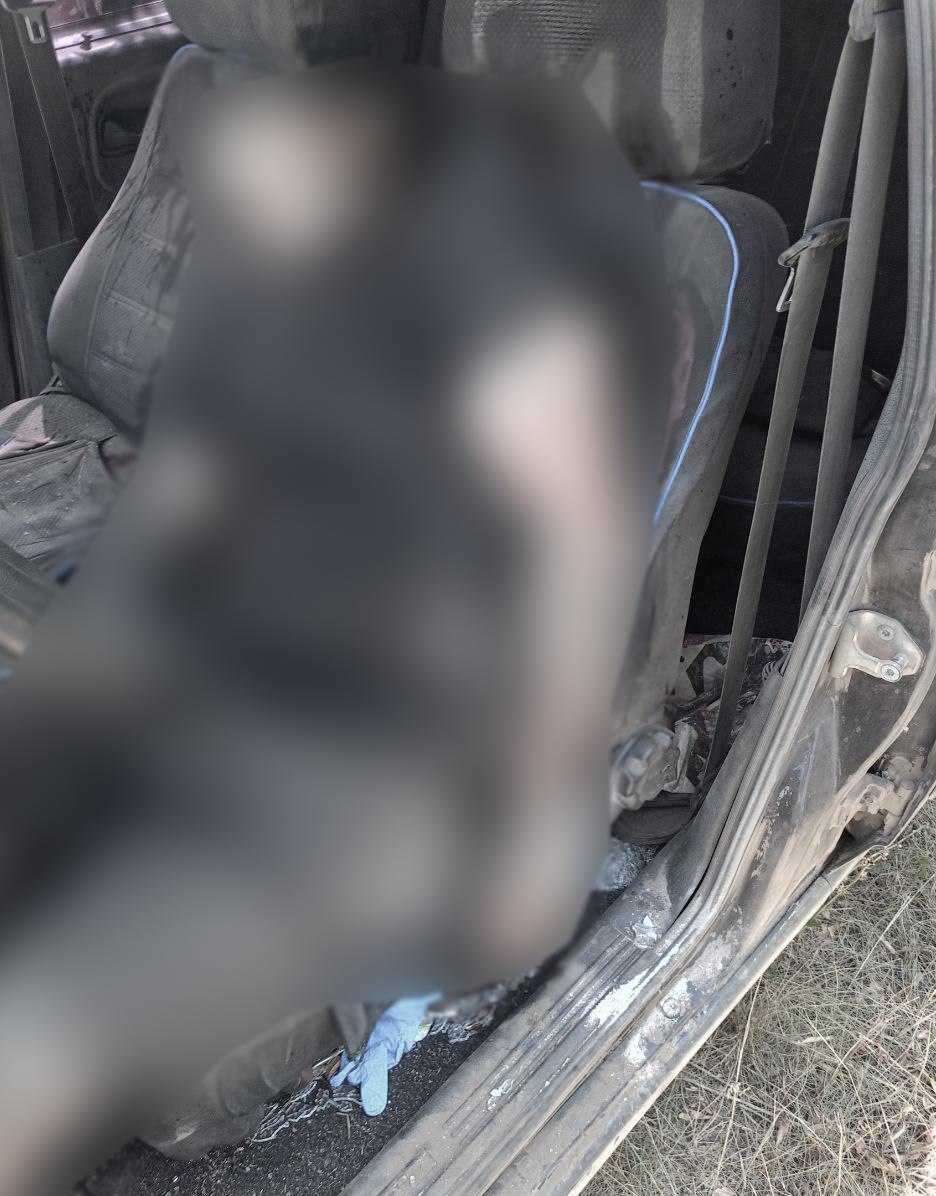 Полицейские пресекли серию разбойных нападений и угонов автомобилей 30 июля текущего года в ОМВД России «Иловайский» поступило несколько сообщений о разбойных нападениях и угонах автомобилей, совершенных с применением автоматического огнестрельного оружия. Первое сообщение поступило от гражданина 1977 г.р., который заявил, что 30 июля примерно в 03:00 неизвестный проник в его дом и под угрозой применения огнестрельного оружия в отношении несовершеннолетних детей заявителя завладел ценным имуществом, а также принадлежащим ему автомобилем Chevrolet Aveo, после чего скрылся с места преступления. В этот же день в полицию обратился мужчина 1985 г.р., сообщив о том, что неизвестный, также угрожая автоматическим оружием, похитил его легковой автомобиль ВАЗ-2107, на котором скрылся с места преступления. Спустя час поступило третье сообщение от жителя Иловайска, который сообщил, что неизвестный проник в его дом, произвел выстрел из автоматического оружия под ноги заявителю, после чего завладел автомобилем ВАЗ-2114, на котором скрылся. Благодаря оперативным действиям сотрудников Управления уголовного розыска МВД по ДНР и ОМВД России «Иловайский», местонахождение похищенного транспортного средства было установлено. В ходе преследования преступник оказал вооруженное сопротивление и произвел выстрел в сторону полицейских из автоматического оружия. Действуя в рамках закона, сотрудник МВД по ДНР применил табельное оружие, в результате чего злоумышленник, совершивший тяжкие преступления, был ранен и впоследствии скончался в больнице. По фактам разбойных нападений и угонов возбуждены уголовные дела согласно ст. 162 УК РФ. Следственные органы устанавливают все обстоятельства произошедшего, а также проверяют причастность погибшего к совершению других преступлений.