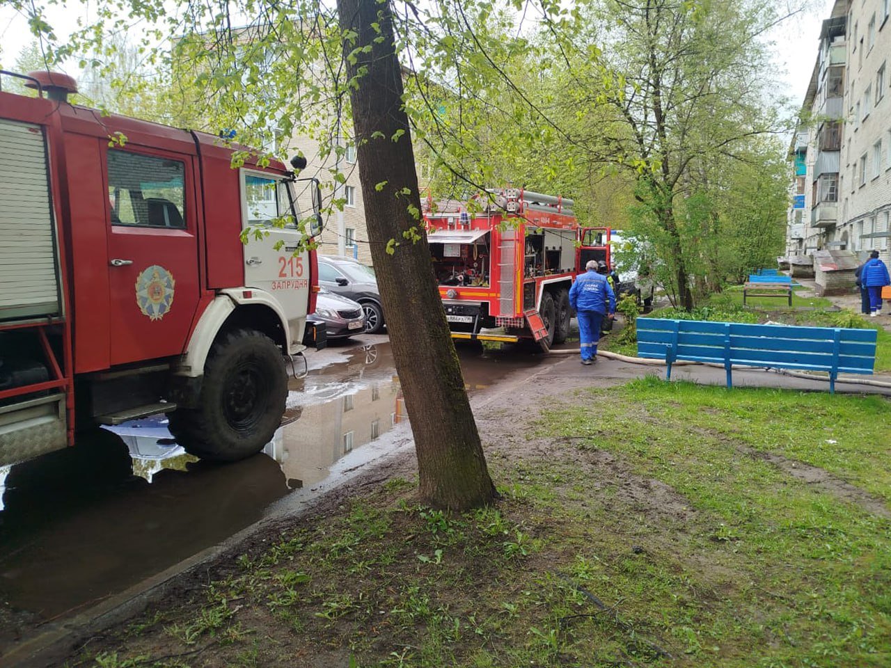 Вчера работники 215-й пожарно-спасательной части #Мособлпожспас эвакуировали женщину и двух мужчин в ходе тушения пожара в многоквартирном доме, расположенном в поселке Запрудня Талдомского округа. Сообщение о возгорании в квартире на втором этаже поступило от очевидцев. Прибыв к месту пожара, огнеборцы создали звено газодымозащитной службы и провели разведку, в ходе которой вывели из соседних квартир на свежий воздух трех человек и в кратчайшие сроки ликвидировали возгорание, не допустив дальнейшего распространения пожара. "Мособлпожспас"