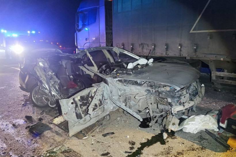 В ДТП с тремя автомобилями на трассе в Свободненском районе погиб человек По предварительной информации Госавтоинспекции 21 декабря на 1380 километре трассы Амур водитель Nissan Skyline 1991 года рождения врезался в стоящий Foton Auman с полуприцепом От удара седан отбросило на проезжающую по встречке Toyota Wish В итоге рулевой Ниссана погиб на месте а водитель минивэна 1976 года рождения и два его пассажира 2000 года рождения с травмами попали в больницу Предполагаемой причиной аварии стало то что водитель большегруза был вынужден сделать непредвиденную остановку из за поломки но не обозначил свой автомобиль световыми элементами в темное время суток ampravda