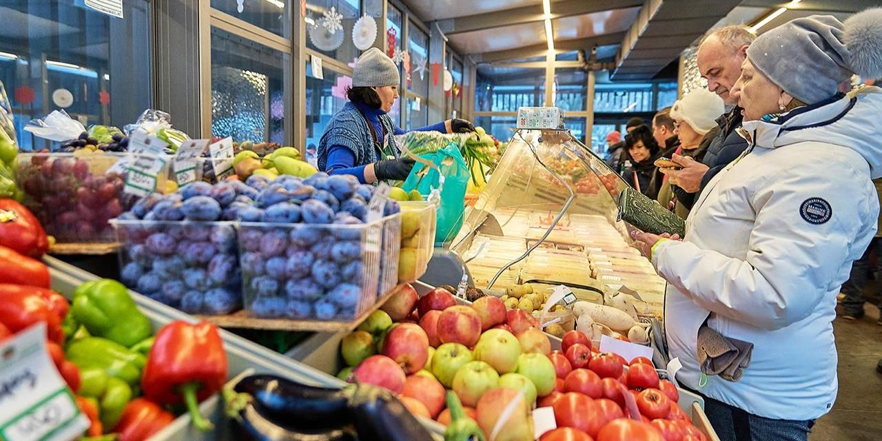 Московские ярмарки снова открыли свои двери для посетителей после новогодних каникул. 28 торговых площадок работают с пятницы по воскресенье с 08:00 до 20:00. На прилавках представлены свежие овощи, фрукты, мясо, рыба, молочная продукция, кондитерские изделия и другие товары более чем из 40 регионов страны. Узнать адреса павильонов можно здесь.