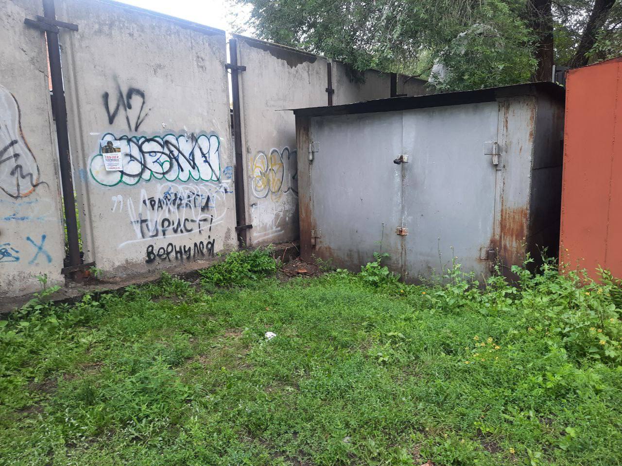 В Абакане задержан мужчина, подозреваемый в хулиганстве с применением оружия в отношении малолетнего   Следственным отделом по городу Абакан ГСУ СК России по Красноярскому краю и Республике Хакасия возбуждено уголовное дело в отношении 40-летнего местного жителя. Он подозревается в совершении преступления, предусмотренного ч. 2 ст. 213 УК РФ  хулиганство, совершенное с применением оружия .  По данным следствия, 6 августа 2025 года в дневное время трое подростков в возрасте 12 и 15 лет находились возле гаражей, расположенных у многоквартирного дома по улице Чертыгашева в Абакане, и громко разговаривали. Проживающий в данном доме подозреваемый, находясь в состоянии алкогольного опьянения, пригрозил несовершеннолетним применением оружия в случае продолжения шума. Подростки проигнорировали угрозу мужчины. Разозлившись, фигурант взял пневматическое ружье и произвел выстрел в сторону детей. Пуля попала в спину 12-летнего мальчика, причинив ему физическую боль.  О случившемся подростки сообщили находившимся поблизости сотрудникам охранной фирмы, которые задержали мужчину и передали его следственным органам.  Подозреваемый задержан, по ходатайству следствия ему избрана мера пресечения в виде заключения под стражу. В ходе следствия оружие изъято.  В настоящее время проводятся необходимые следственные действия, направленные на установление всех обстоятельств совершенного преступления.