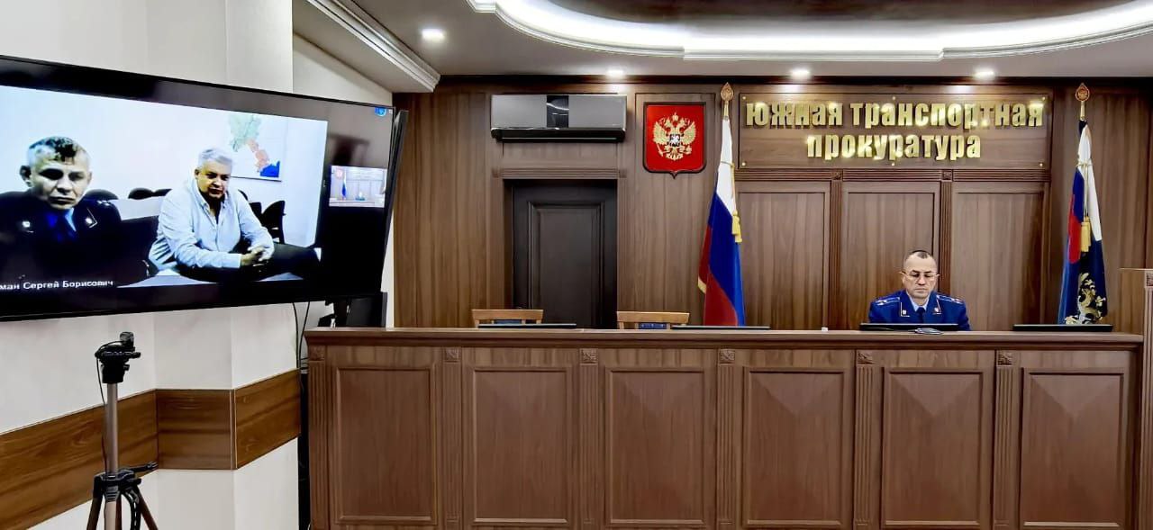 Состоялся прием граждан в органах Южной транспортной прокуратуры Сегодня 21 октября 2025 года Южный транспортный прокурор Сергей Сафинов провел личный прием граждан в аппарате прокуратуры а также в Волгоградской и Владикавказской транспортных прокуратурах Поводом для обращений стали вопросы уплаты таможенных платежей в отношении транспортных средств и прочих товаров исполнения законодательства о транспортной безопасности на морском транспорте а также уголовно процессуального закона правоохранительными органами на транспорте при рассмотрении сообщений о преступлениях и расследовании уголовных дел Заявителям разъяснены положения действующего законодательства и правоприменительная практика По поступившим обращениям организованы проверки результаты которых находятся на личном контроле руководства Южной транспортной прокуратуры