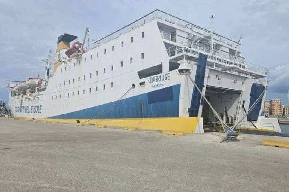 Власти Краснодарского края заявили о невозможности возобновления работы парома Seabridge между Трабзоном и Сочи Ключевыми препятствиями называются  недостаточная готовность портовой и городской инфраструктуры Сочи  уязвимость пограничного контроля из за отсутствия необходимого оборудования  маршрут движения транспорта через исторический центр и густонаселенные районы курорта что негативно скажется на его туристической привлекательности Первый за 14 лет паром Seabridge взявший на борт 20 пассажиров вышел из Трабзона вечером 5 ноября по местному времени и утром 6 ноября встал на рейд в Сочи дожидаясь согласования захода в порт Однако 8 ноября после 2 5 суток ожидания судно вынуждено вернуться обратно в Турцию Пассажиры покинули борт только 10 ноября   свои фото видео и истории присылайте нашему боту prostokrd bot Подпишись на наш канал в Telegram MAX