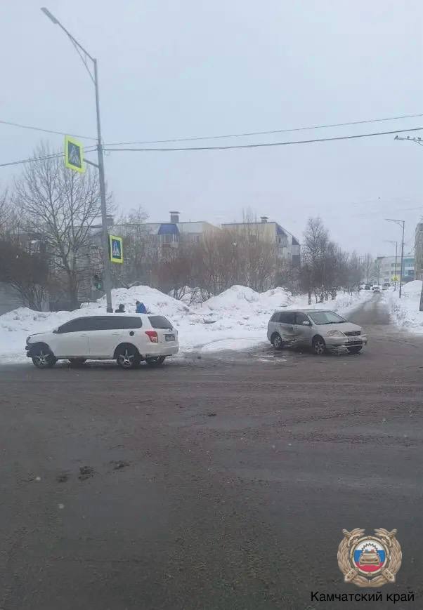 Двое детей пострадали в аварии на Таранца ДТП случилось сегодня днём возле дома 5 37 летний водитель Toyota Fielder решил повернуть налево вне перекрёстка и не пропустил встречный автомобиль за рулём была 25 летняя женщина тоже на Toyota В результате столкновения травмы получили дети которые находились в машине 8 летний мальчик и 5 летняя девочка Виновного водителя привлекли к административной ответственности Подписаться Предложка Чат