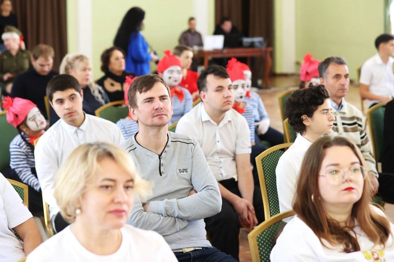 Жителей Анапы наградили за достижения в адаптивном спорте Торжественное мероприятие в Городском театре приурочили к международному Дню, посвященному поддержке людей с ограниченными возможностями здоровья. Спортсменов и тренеров приветствовали исполняющая обязанности вице-мэра Наталья Рябоконь и заместитель председателя Совета Елена Некрасова. Они поблагодарили наставников, спортсменов и их семьи за труд, несгибаемый характер и волю к победе, пожелали им здоровья, успехов как в спорте, так и в жизни. За вклад в развитие физкультуры и спорта на территории города-курорта анапчанам вручили грамоты и благодарности от имени председателя Совета и управления по развитию физкультуры и спорта. Церемонию награждения сопровождали показательные выступления спортивных коллективов и творческие номера, сообщает пресс-служба мэрии Анапы.  #Анапа  #НовостиАнапыСегодня #НовостиАнапы #АнапаНовости #СегодняВАнапе #АнапаМедиа #СвежиеНовостиАнапы #АктуальныеНовостиАнапы