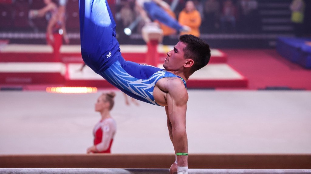 Без гимна но с Чайковским На чемпионате мира по гимнастике в Джакарте российским спортсменам заменят гимн музыкой Чайковского Если кто то из наших возьмет золото на церемонии зазвучит Первый концерт для фортепиано с оркестром Такое решение приняла Международная федерация гимнастики все участники из России выступают в нейтральном статусе В составе сборной 10 спортсменов включая Ангелину Мельникову и Илью Заику Олимпийский чемпион Давид Белявский отказался участвовать не захотел выходить под нейтральным флагом Пока флаги молчат за Россию снова говорит музыка   Подпишитесь на Абзац TG VK Дзен MAX Rutube