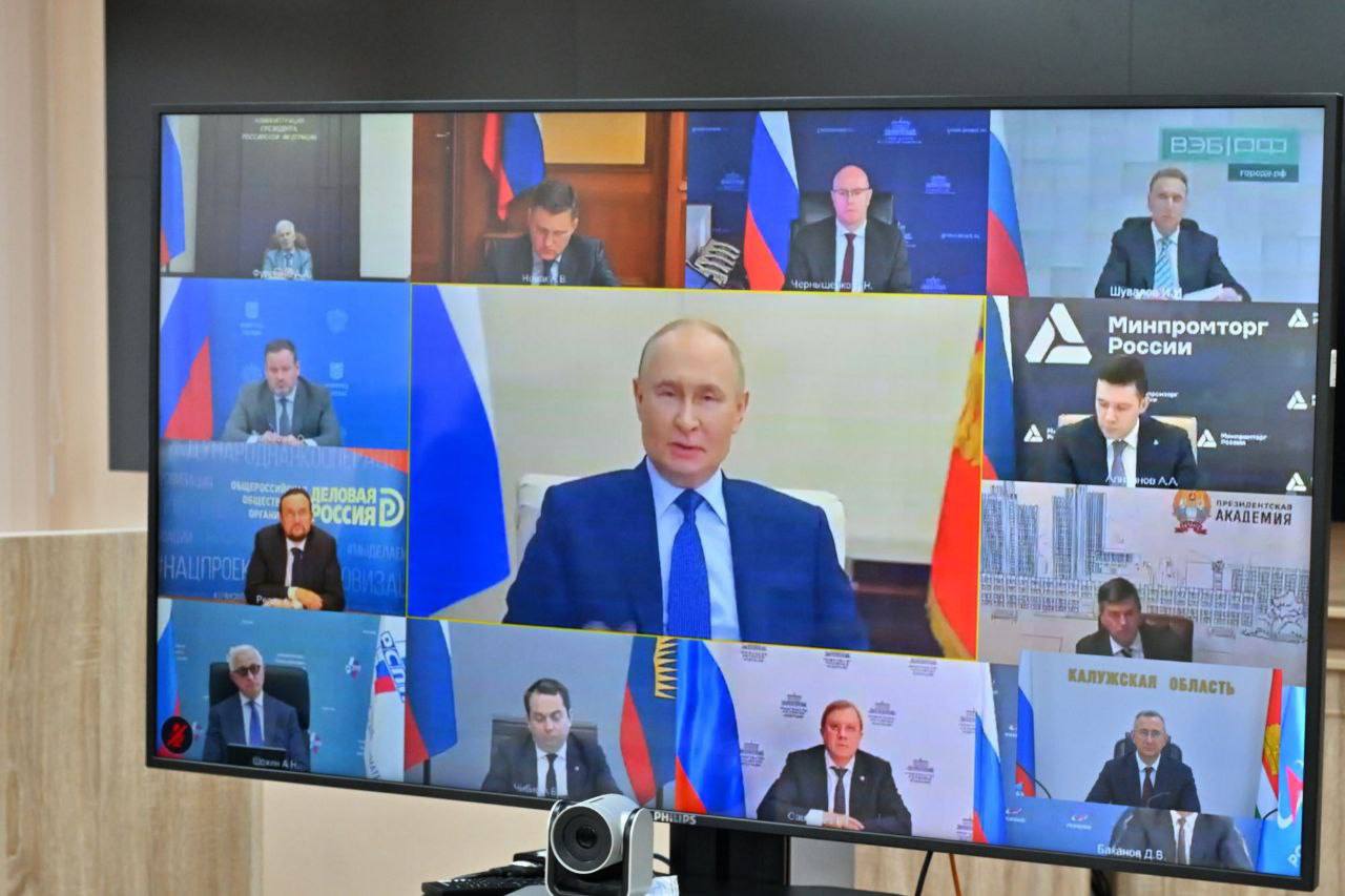 Губернатор Владислав Шапша поучаствовал в заседании, которое провёл президент Совет по стратегическому развитию и нацпроектам под председательством Владимира Путина собрал участников для обсуждения первых результатов реализации 19 новых нацпроектов — самых масштабных в истории страны. Основная цель — технологическое лидерство и повышение качества жизни граждан. Президент подчеркнул: «Профильные нацпроекты должны быть проектами достижения технологического лидерства не по названию, а по сути». Владислав Шапша рассказал, как реализуются нацпроекты в Калужской области: завершён капремонт в 2 больницах, ещё в 9 идут работы; 25 новых машин передано в медорганизации; идёт капремонт в 16 школах, в Мосальской школе № 1 — уже завершён; 988 семей получили поддержку по соцконтракту. «Владимир Путин поручил ускорить работу по нацпроектам. Все задачи главы государства выполним», — отметил глава региона. Прислать новость Заказать рекламу