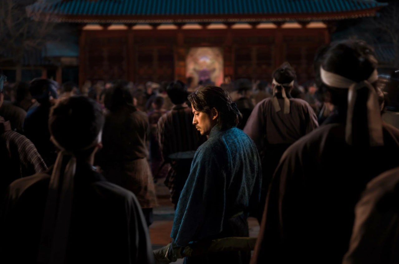 Икусагами Последний самурай продлили на второй сезон Действие сериала разворачивается в Японии XIX века В центре сюжета бывший самурай Сюдзиро Сага который вместе с 291 воином принимает участие в смертельном турнире чтобы заработать деньги на лечение умирающей жены Икусагами Последний самурай после выхода в ноябре этого года занял первое место в рейтинге десяти самых просматриваемых неанглоязычных проектов Netflix а в Японии сериал удерживал лидирующую позицию больше месяца Кинопоиск Новости