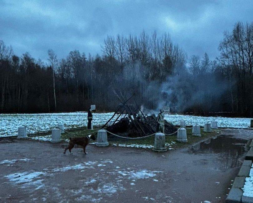 В Сестрорецке  Санкт-Петербург  сгорел шалаш Ленина, который подпалили неизвестные, передает 78.ru. Cгоревшая конструкция — копия шалаша, в котором прятались Владимир Ленин и Григорий Зиновьев летом 1917 года от ордера на арест, который выдало Временное правительство.  Фото: VK / sestroretskspb