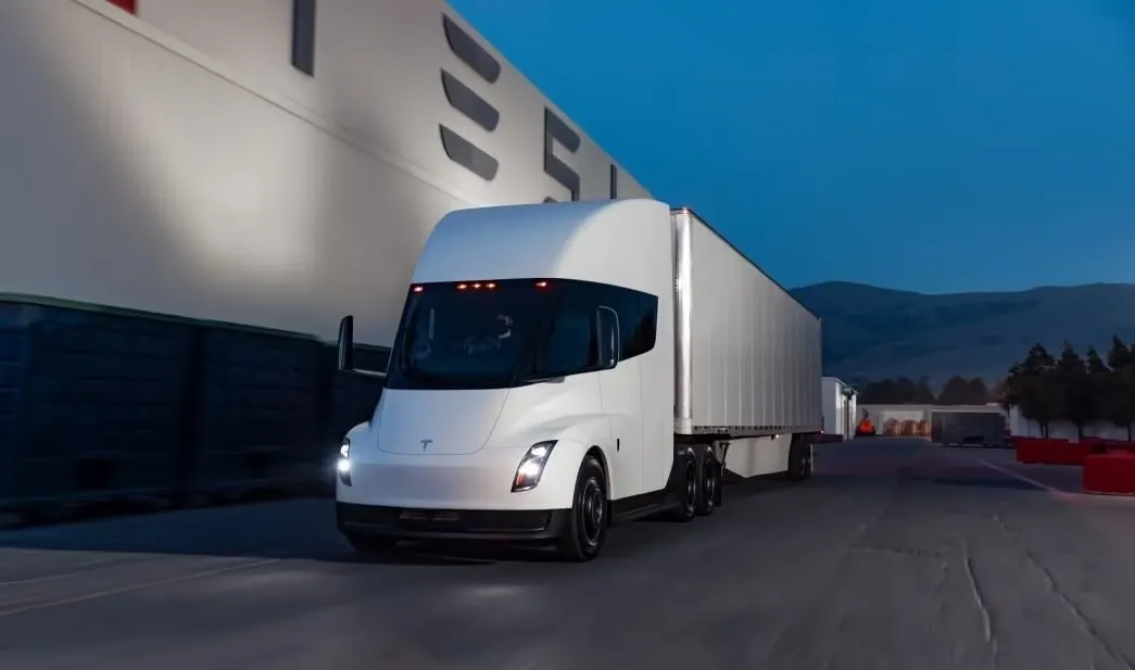 Tesla стартовала серийное производство грузовиков Semi Базовая версия Standard Range рассчитана на запас хода около 523 км 325 миль при полной массе 37 200 кг 82 000 фунтов Версия Long Range обеспечивает до 805 км 500 миль на одной зарядке Стоимость оценивается примерно в 260 000 для базовой версии и около 290 000 для дальнобойной