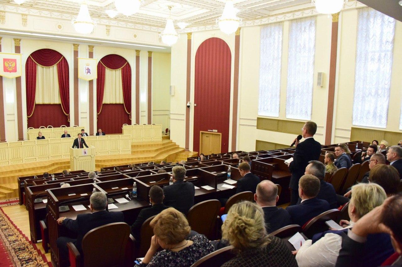 Депутаты Госсобрания республики на 11 й сессии приняли поправки об увеличении штрафов за нарушение правил благоустройства в закон Об административных правонарушениях Марий Эл Теперь такого вида как предупреждение в регионе нет а нарушителям будут выписываться только штрафы Это затрагивает тех кто наносит надписи и рисунки на фасадах домов расклеивает объявления и плакаты в местах которые не предназначены для этого Так за незаконную расклейку объявлений грозит штраф в размере 3 000 рублей ранее было от 1 000 до 3 000 рублей для должностных лиц от 10 000 до 20 000 рублей ранее было от 3 000 до 15 000 рублей а для юридических от 25 000 до 50 000 рублей ранее было от 15 000 до 25 000 рублей В случае повторного нарушения штрафы составят 5 000 30 000 и 80 000 рублей Подробнее Фото gsmari Подписывайтесь на наш канал в МАХ