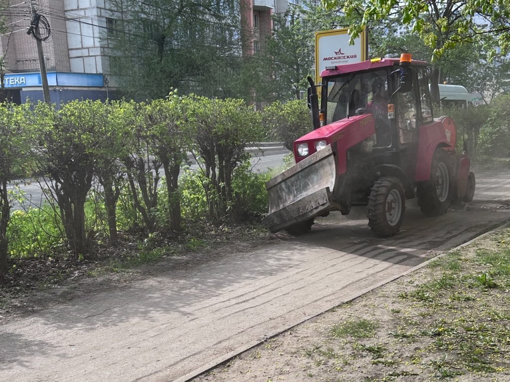 В Рязани продолжается работа по уборке улиц и дорог Как сообщает городская администрация, спецтехника и сотрудники дирекции благоустройства утром вышли на уборку пешеходных зон, дорог, остановок общественного транспорта. Тротуары чистили на улицах Есенина, Маяковского, Горького. Случайный мусор собирали на улицах 2-ая Линия, 3-ая Линия, 4-ая Линия. Бригады мехуборки работают на улице Новаторов. На Московском шоссе продолжаются работы по очистке и покраске дорожного ограждения на разделительной полосе. Участки дорог ремонтировались на улице Есенина и Голенчинском шоссе. Продолжаются работы по благоустройству в Мемориальном парке. В городе идет подготовка к майским праздникам. На Первомайском проспекте вывешивают флаги на опорах УРТ.