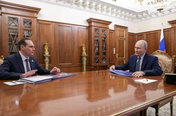 Владимир Путин принял в Кремле главу Мордовии Президент обсудил с Артёмом Здуновым вопросы аварийного жилья в регионе Руководитель республики заявил президенту что эта тема приоритетная Кроме того Владимир Путин отметил приличный уровень инвестиций и рост промышленного производства в Мордовии а также успешное снижение долговой нагрузки Она как доложил Здунов снизилась в четыре раза Помимо этого глава государства поддержал выдвижение Артёма Здунова на предстоящих выборах руководителя республики и пожелал ему успехов Подписаться на Говорит Москва Telegram VK МАКС