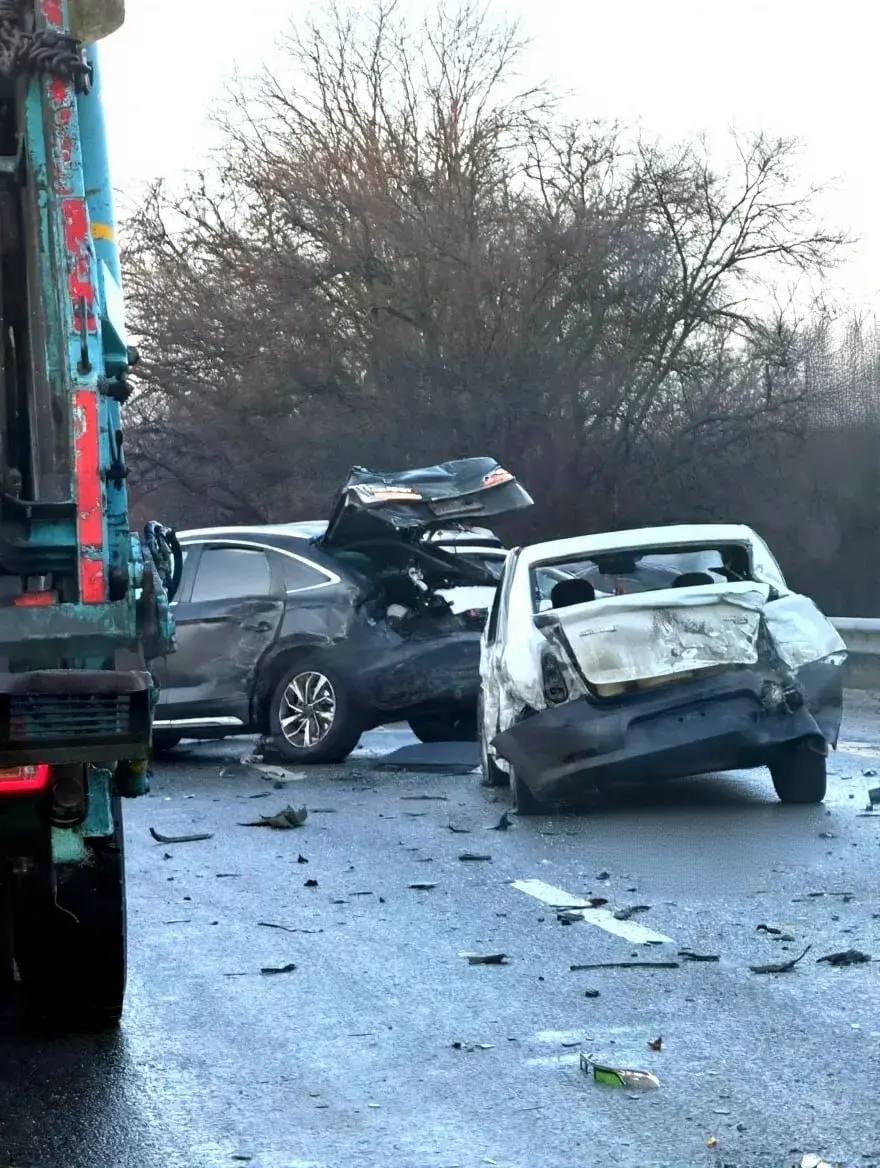 Четыре человека погибли еще двое пострадали при столкновении пяти легковых автомобилей и большегруза в Ростовской области Как сообщает МЧС по региону авария произошла на трассе на М 4 Дон в районе поселка Красный Колос Движение в сторону Краснодара перекрыто Предположительно водитель фуры сбил дорожных рабочих Информация уточняется Подписаться на truekpru Читать нас в MAX